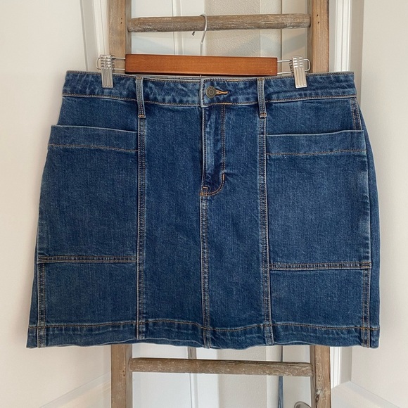 NWOT - Old Navy Highwaisted Utility Pocket Jean Mini Skirt - Size 12 - Picture 3 of 5